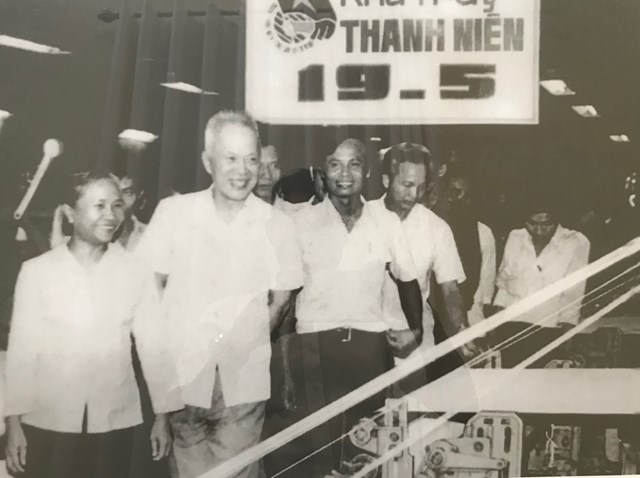 Chủ tịch Quốc hội Nguyễn Hữu Thọ thăm và làm việc tại Nhà máy dệt Thành Công (TP HCM) năm 1984. (Ảnh tư liệu).