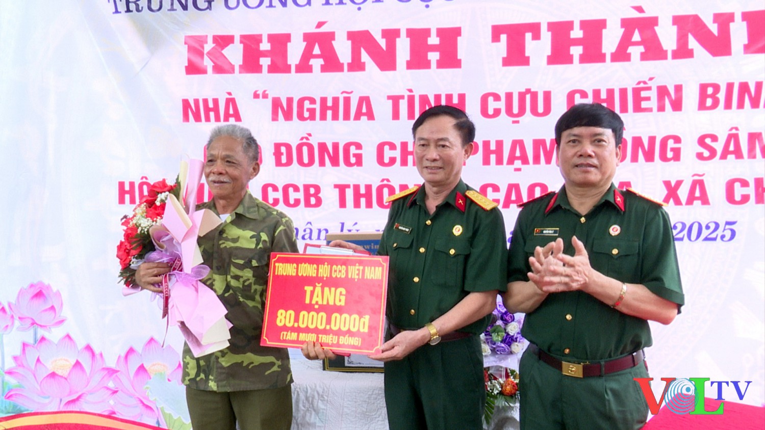 CCb tỉnh trao biển tượng trưng