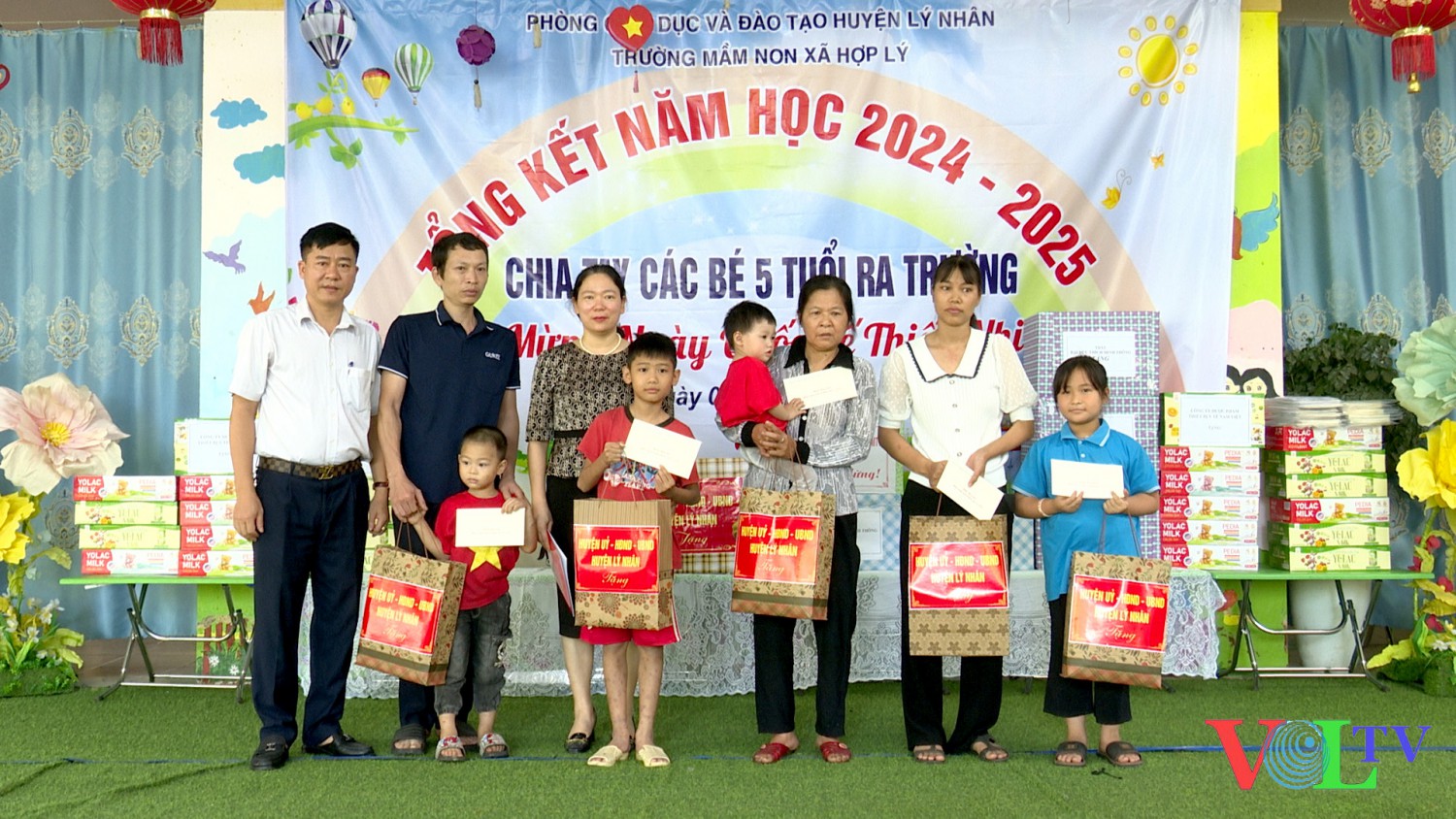 Lãnh đạo huyện thăm và tặng quà Tết Thiếu nhi 1/6