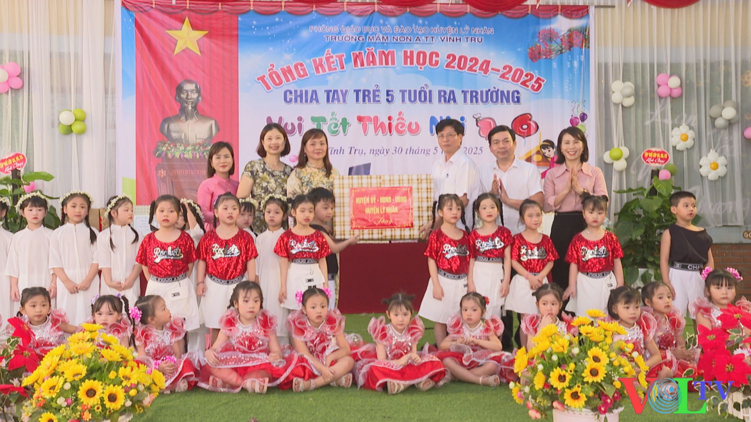 dong chi tran minh ngoc uy vien btv pho chu tich hdnd huyen va doan cong tac tang qua cho truong mam non a thi tran vinh tru
