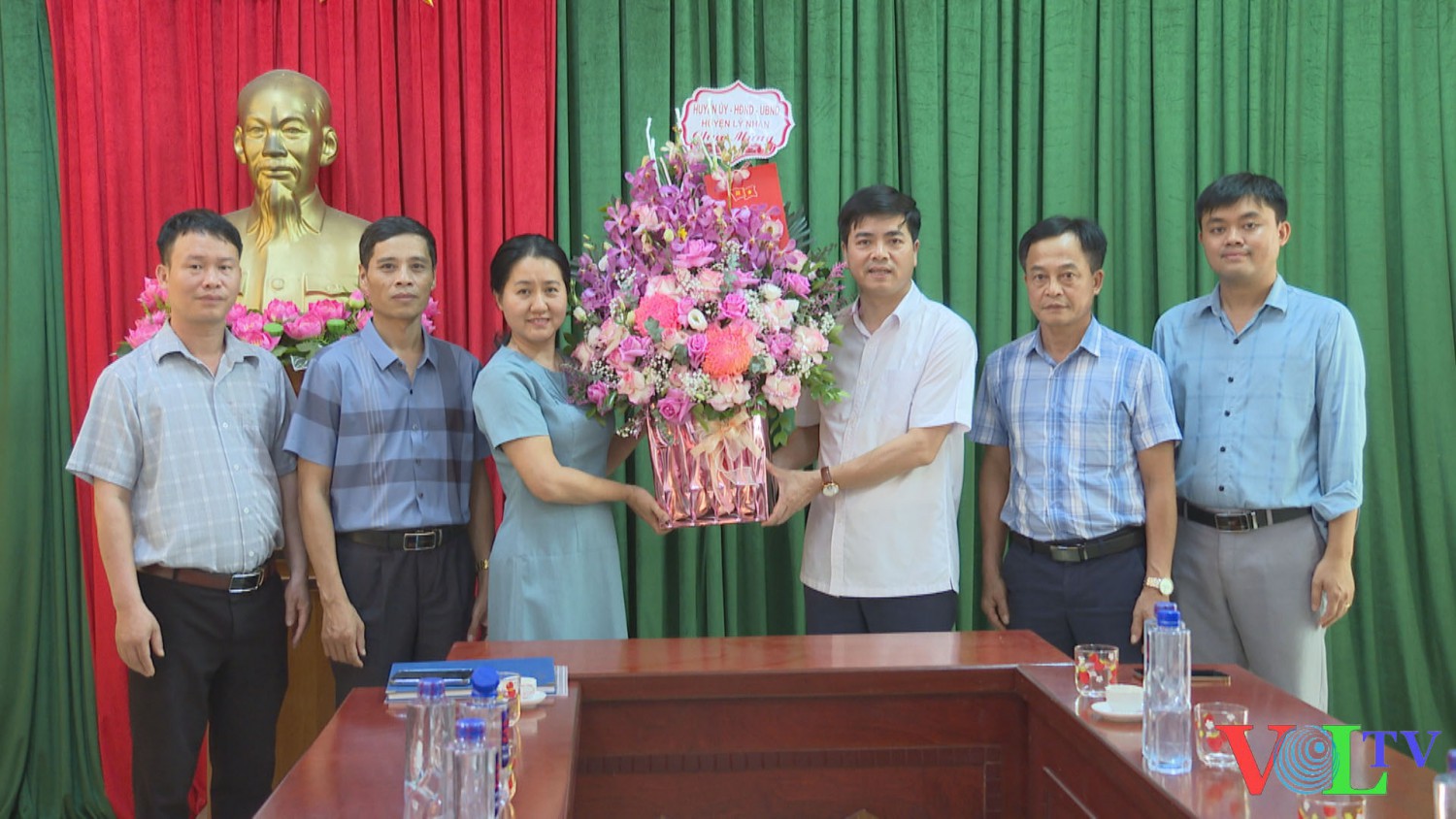 Lãnh đạo UBND huyện thăm và chúc mừng 4 điểm thi tốt nghiệp THPT năm 2025