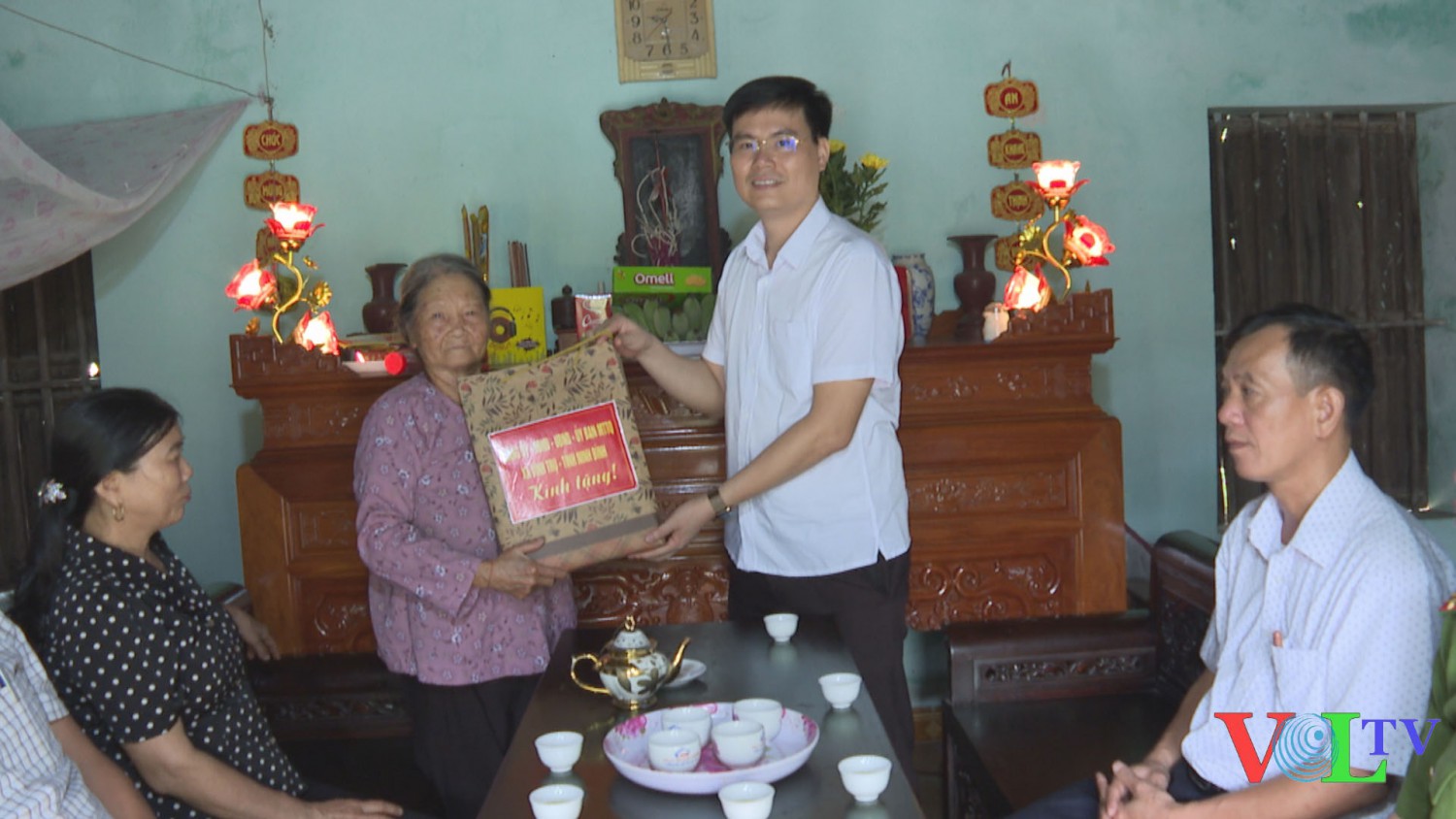 Đồng chí Chủ tịch UBND xã Vĩnh Trụ thăm, tặng quà nhân kỷ niệm 78 năm Ngày Thương binh, Liệt sĩ 27/7