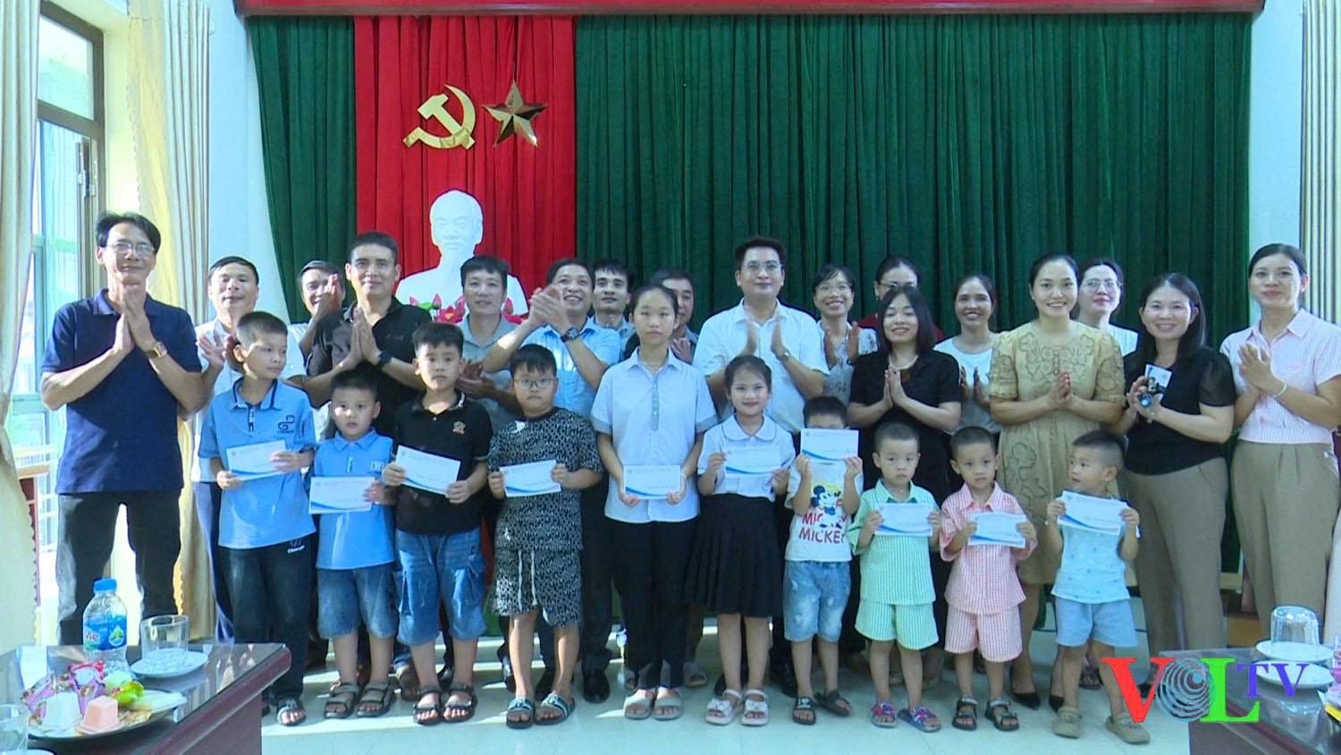 Trung tâm VH, TT&TT xã Vĩnh Trụ gặp mặt, trao thưởng cho con cán bộ, viên chức, người lao động đạt thành tích cao trong học tập