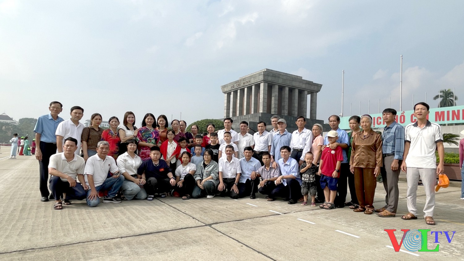 Hội Nông dân xã Vĩnh Trụ, tỉnh Ninh Bình tổ chức hoạt động viếng Lăng Bác và tham quan Bảo tàng Lịch sử Quân sự Việt Nam